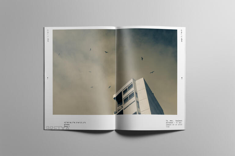 Maquette – 2025 – Bretxa Fanzine basé sur des photos personnelles (GX80, 50mm, N&amp;B split-tone). Composition guidée par un trajet cartographié, GPS et courts textes. Travail sur la grille.